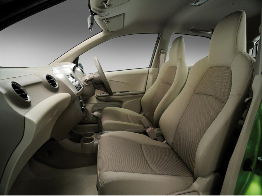  Honda Brio Concept 2010 года  (фото 8 из 12)